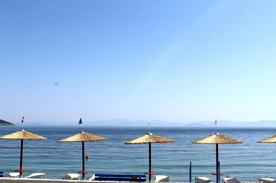 Ψάθινες ομπρέλες στην παραλία μπροστά στο ξενοδοχείο