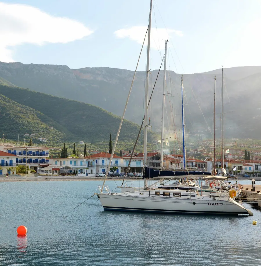 Ιστιοφόρο στο λιμάνι κάτω από το βουνό