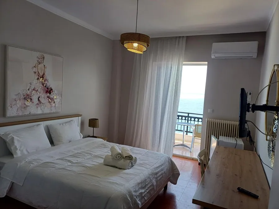 Δωμάτιο με μπαλκονόπορτα προς τη θάλασσα