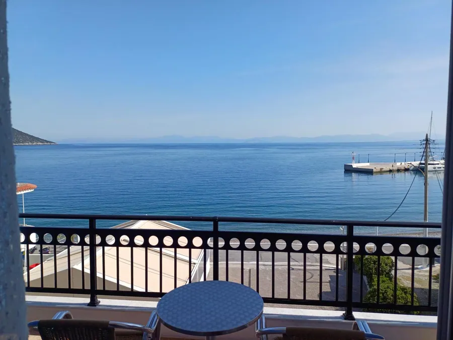 Το μπαλκόνι και η θάλασσα το πρωί