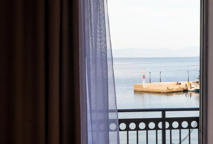 Ο μόλος από την μπαλκονόπορτα