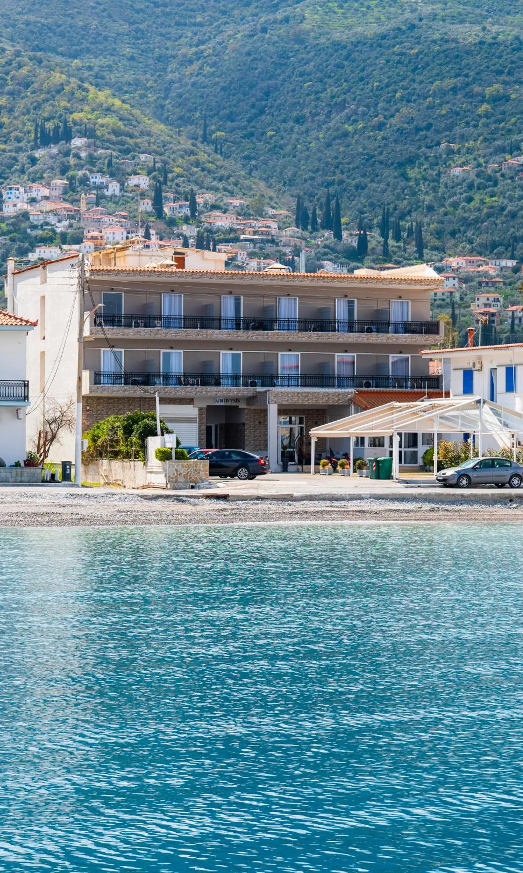 Το ξενοδοχείο πάνω στο νερό, από τον μόλο
