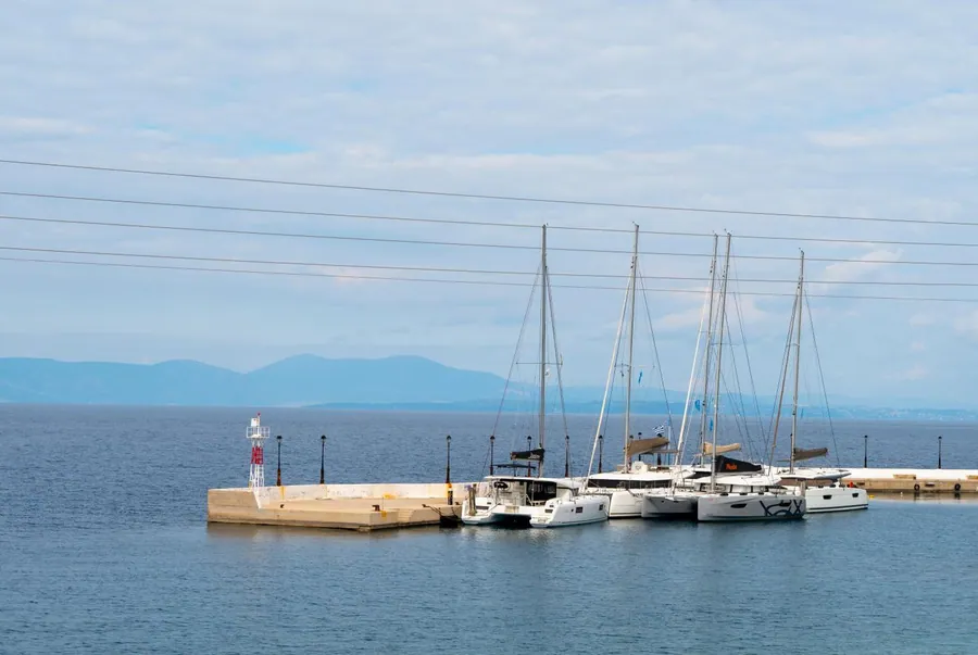 Ο μόλος με τα ιστιοφόρα