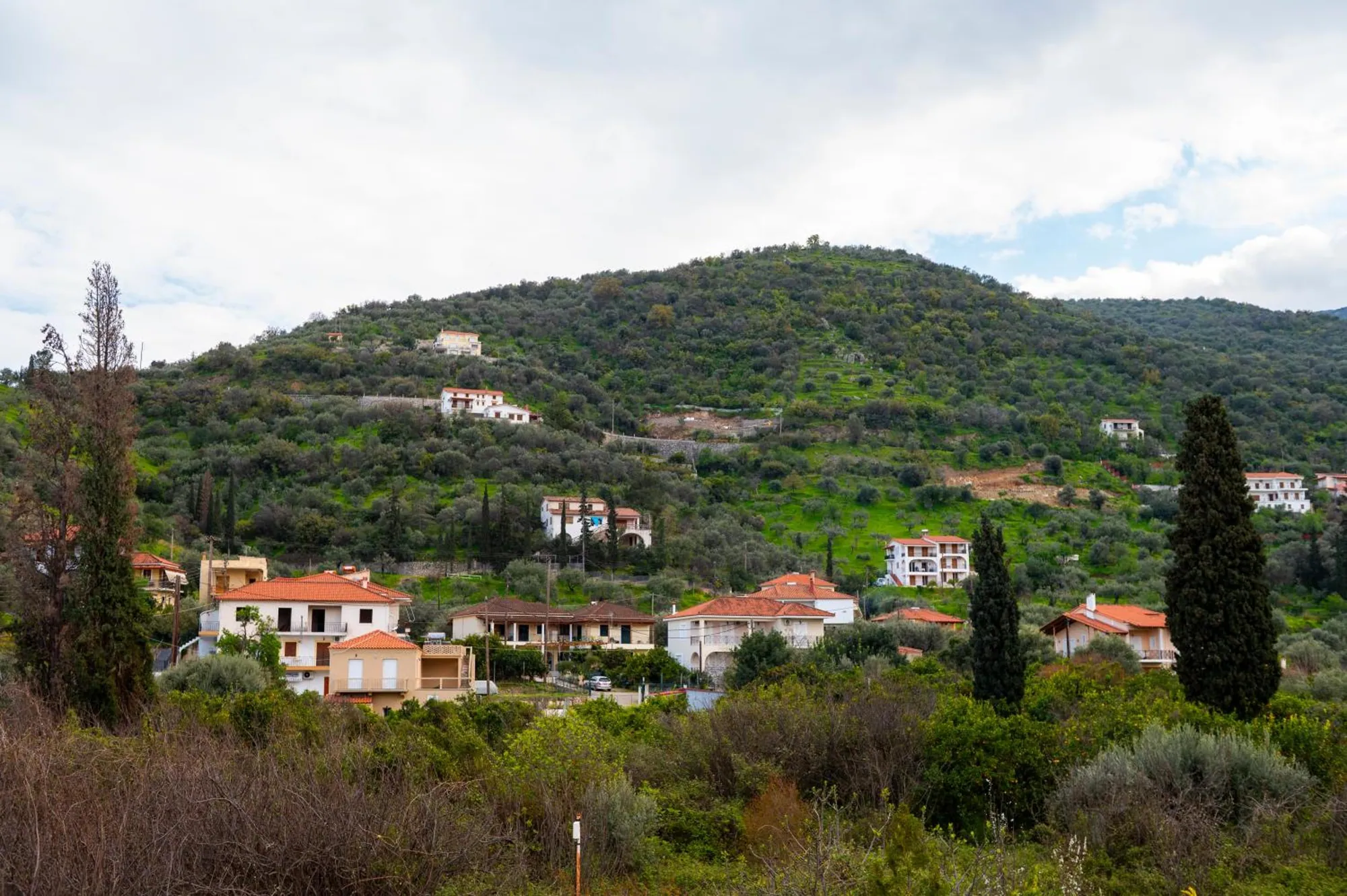 Το χωριό στην πλαγιά πάνω από την παραλία