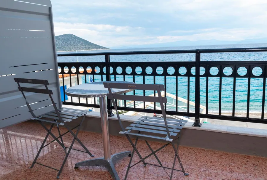 Μπαλκόνι με τραπεζάκι και θέα στη θάλασσα